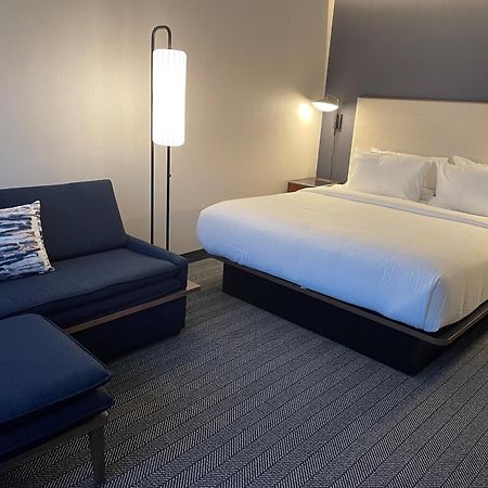 Отель Courtyard Montreal Midtown Экстерьер фото