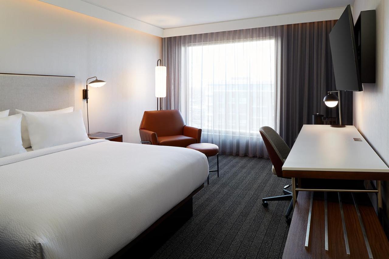 Отель Courtyard Montreal Midtown Экстерьер фото