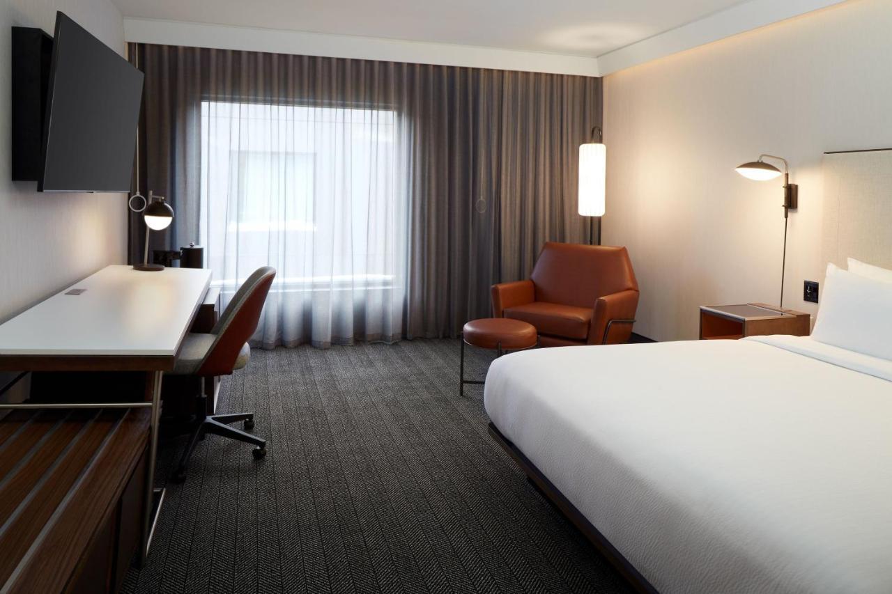Отель Courtyard Montreal Midtown Экстерьер фото