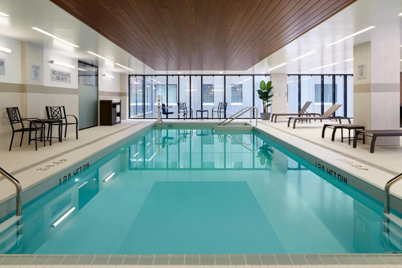 Отель Courtyard Montreal Midtown Экстерьер фото