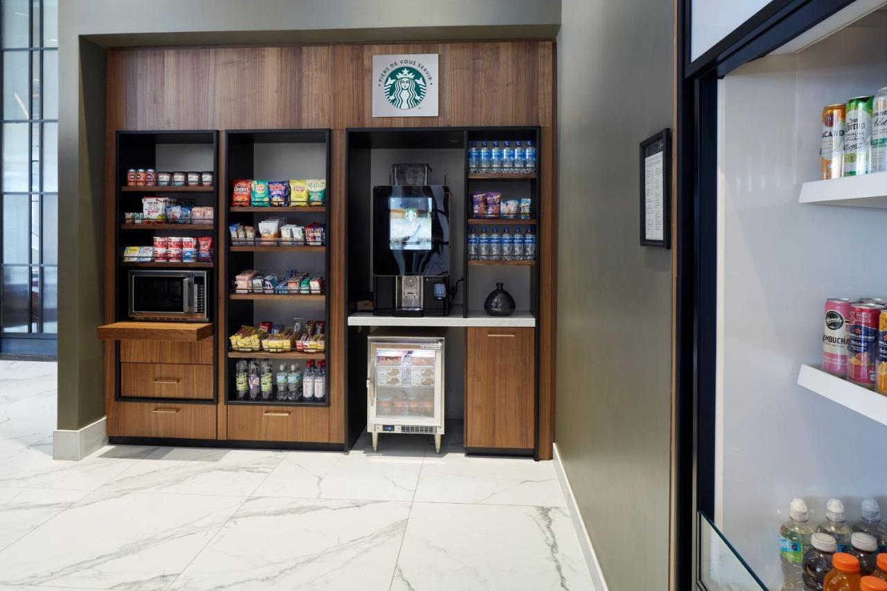 Отель Courtyard Montreal Midtown Экстерьер фото