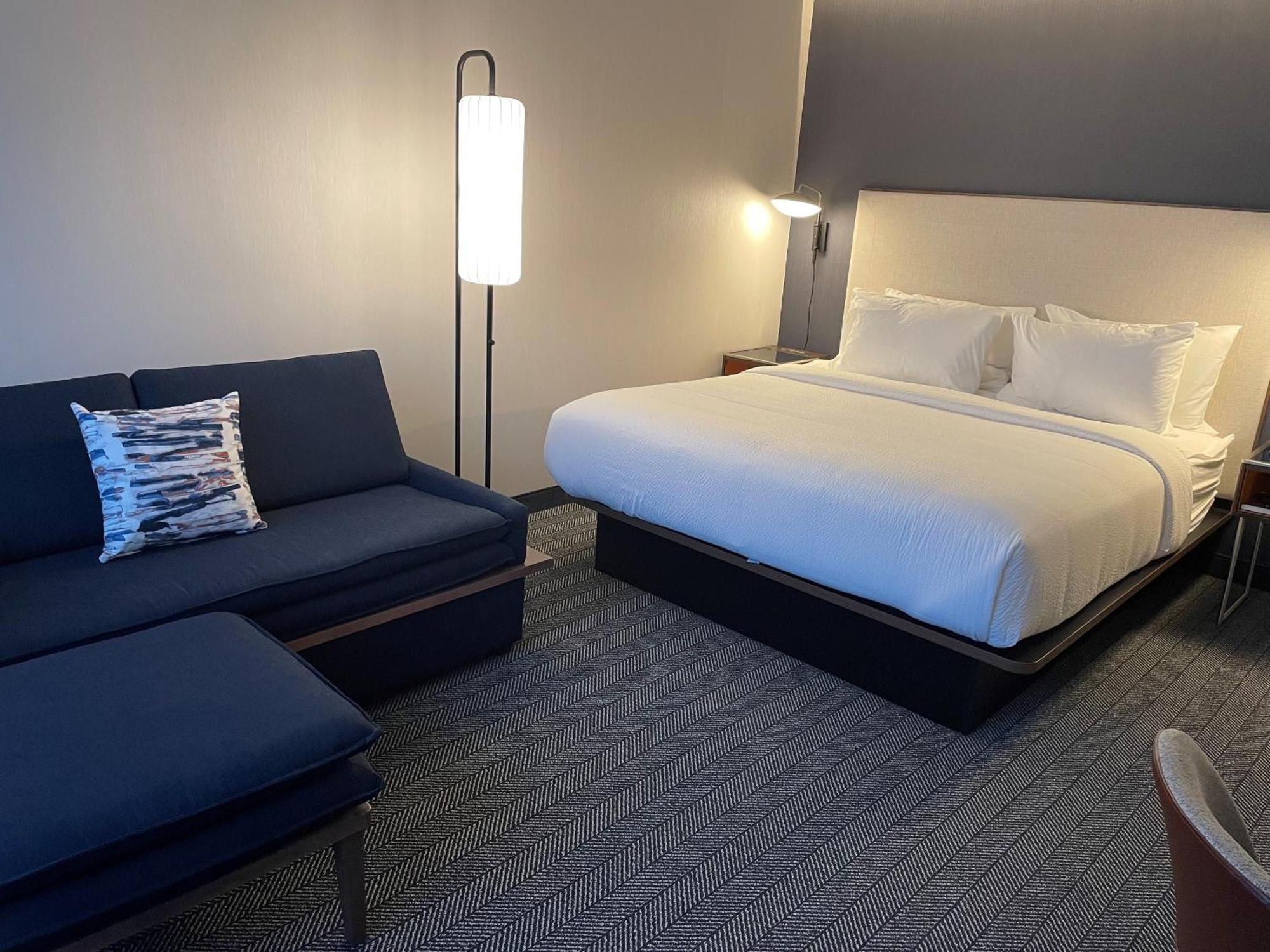 Отель Courtyard Montreal Midtown Экстерьер фото