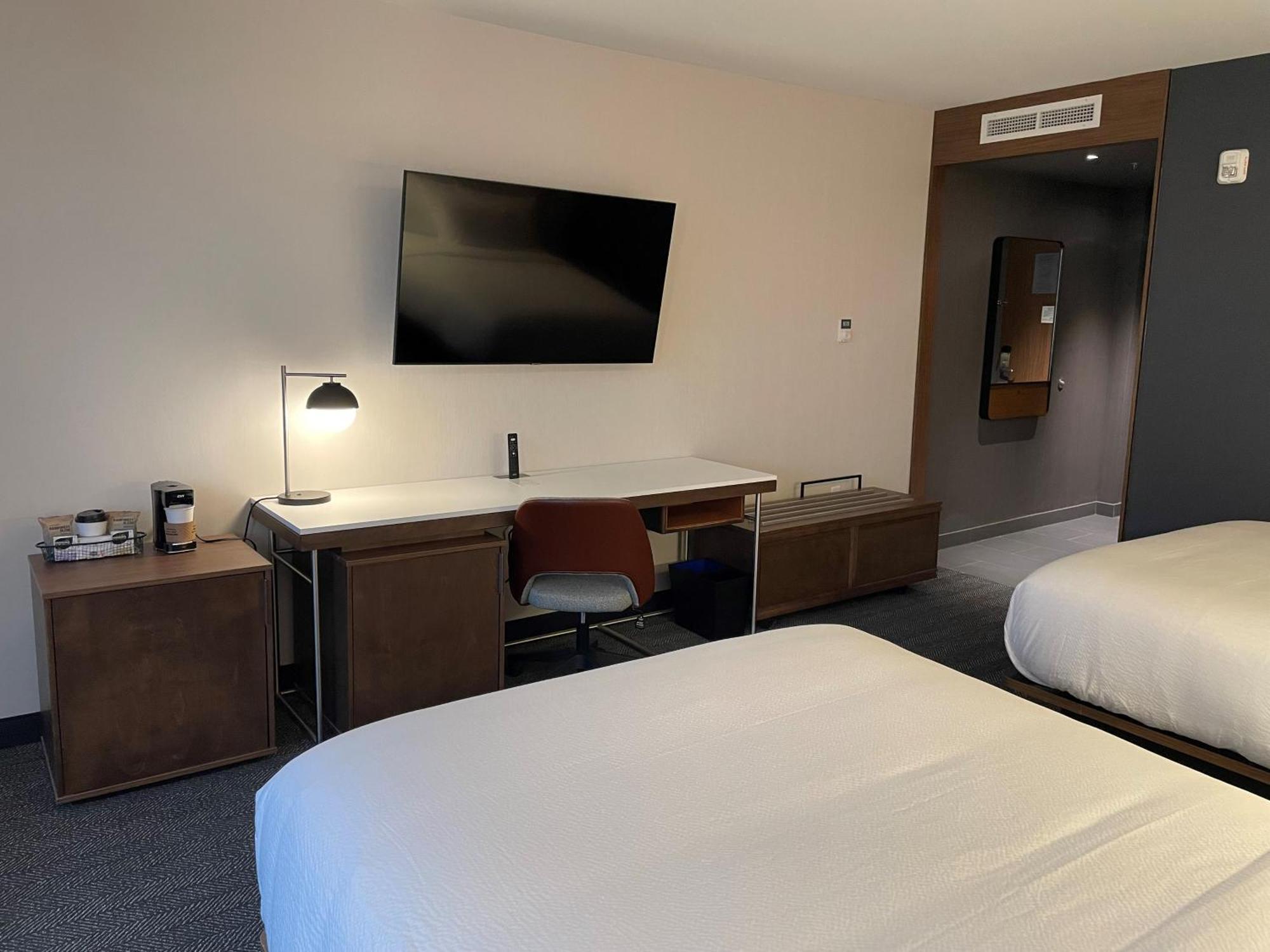 Отель Courtyard Montreal Midtown Экстерьер фото