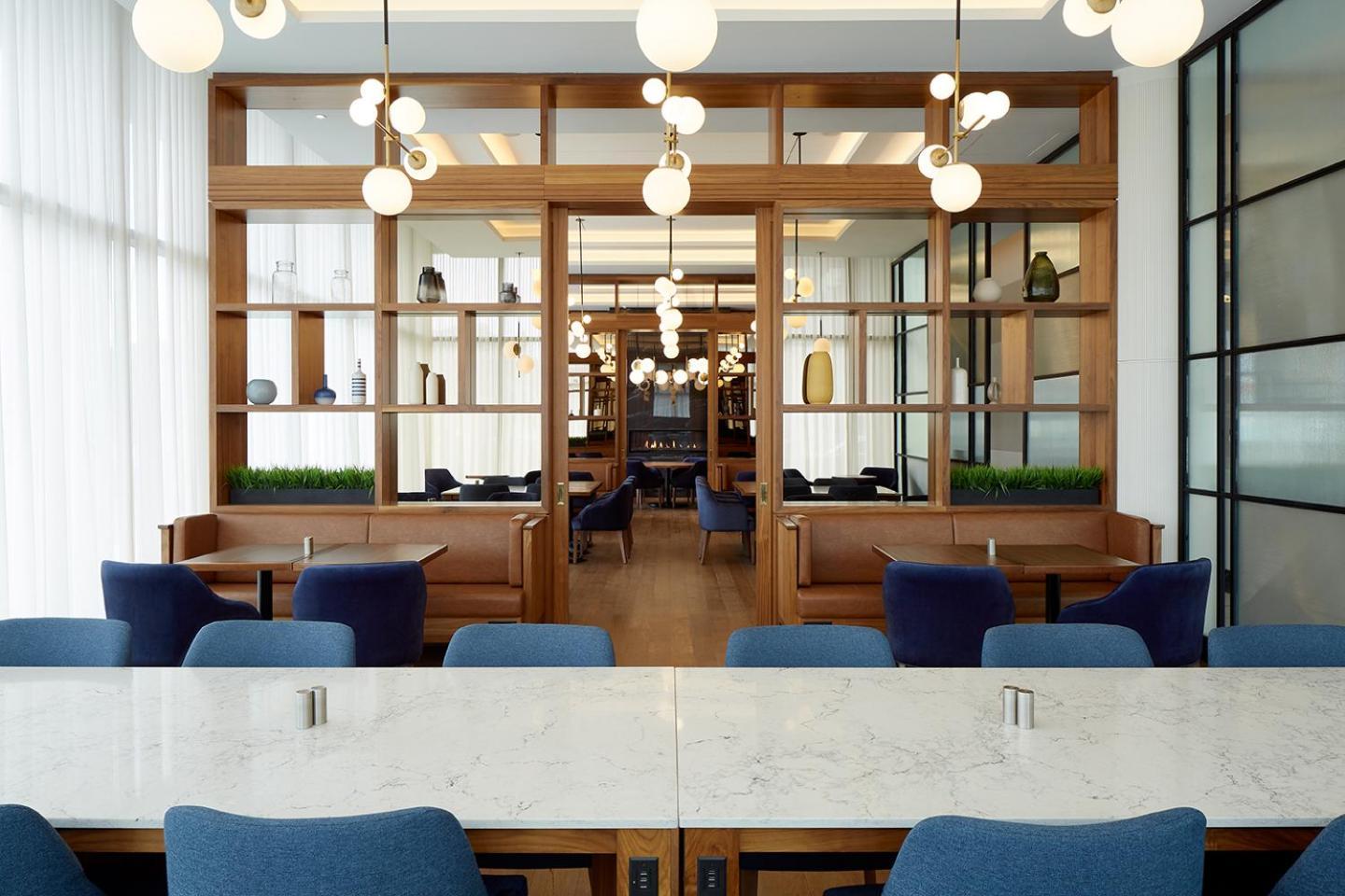 Отель Courtyard Montreal Midtown Экстерьер фото